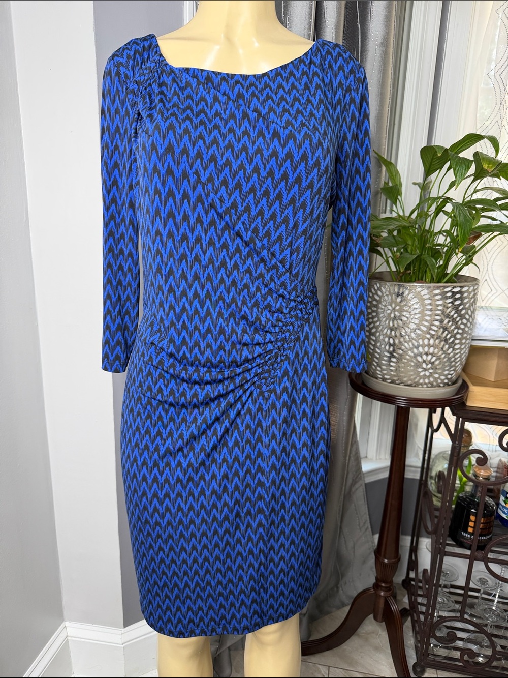 Calvin Klein Women’s Sz 10 Blue and Black Chevron Long Sleeve Sheath Dress